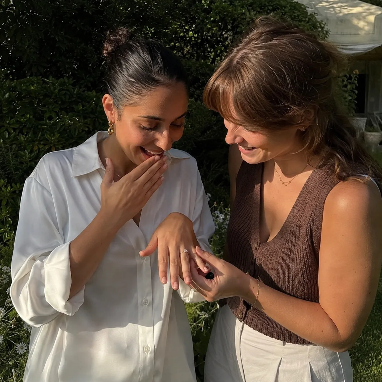 Deux femmes fiancées dans un jardin
